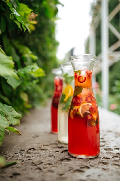 Obst- und Beerenlimonaden auf dem Tisch