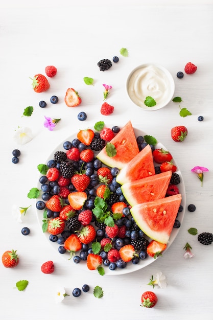 Obst- und Beerenplatte über Weiß. Blaubeere, Erdbeere, Himbeere, Brombeere, Wassermelone