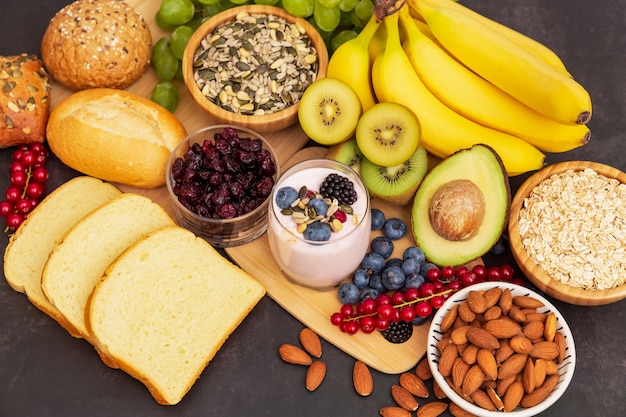 Obst und Brot Vollkornprodukte und Nüsse auf Holztisch