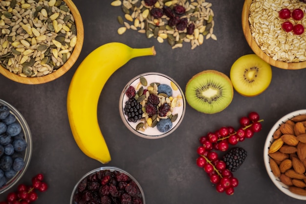 Obst und Brot Vollkornprodukte und Nüsse auf Holztisch