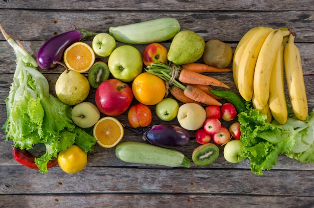 Obst und Gemüse auf altem Holztischhintergrund