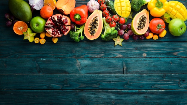 Obst und Gemüse auf blauem Hintergrund aus Holz Lebensmittelhintergrund Ansicht von oben Freier Platz für Ihren Text
