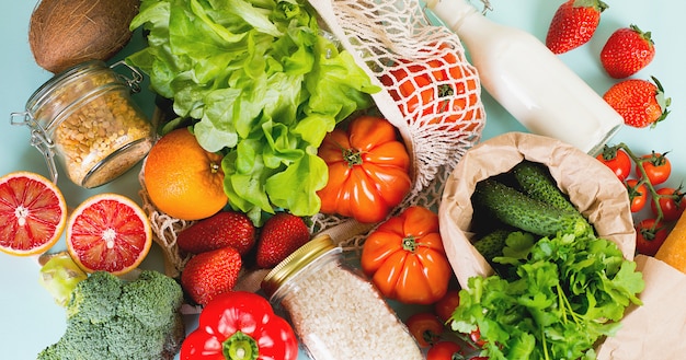 Obst und Gemüse auf blauem Hintergrund, Flatlay, Draufsicht. Das Konzept der gesunden Ernährung.