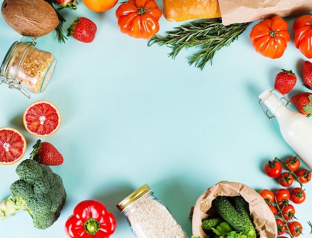 Obst und Gemüse auf blauem Hintergrund, Flatlay, Draufsicht. Das Konzept der gesunden Ernährung.