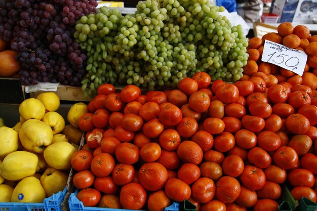 Obst und Gemüse auf dem Markt frisches Kiwi Mandarinen Avocado Ananas Apfel Banane Pfeffer Traube