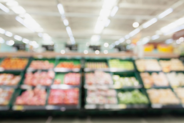 Foto obst und gemüse auf regalen im supermarkt verwischen hintergrund