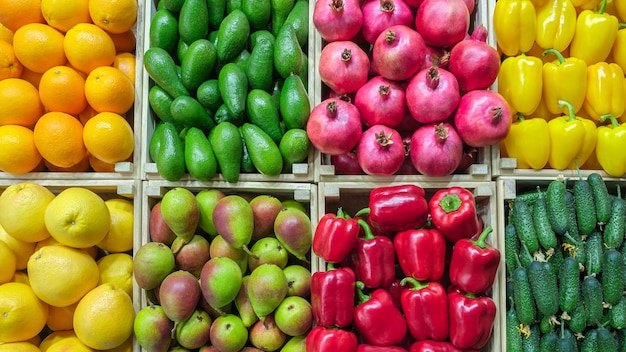 Obst und Gemüse in einer Vitrine in einem Supermarkt