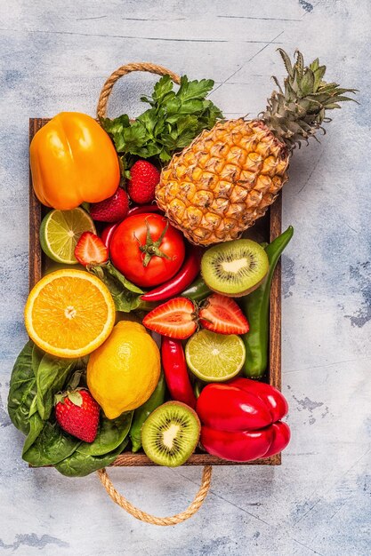 Obst und Gemüse reich an Vitamin C im Karton. Gesundes Essen. Ansicht von oben