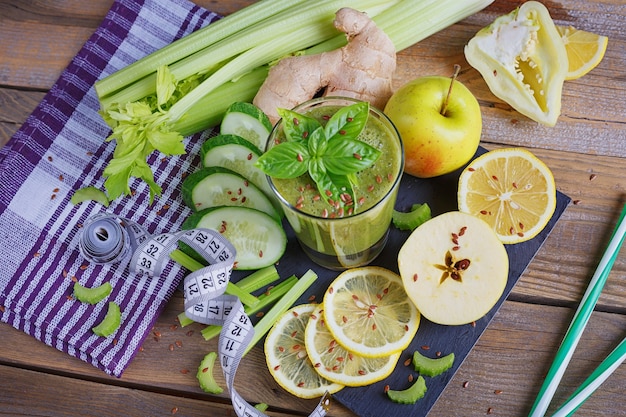 Obst und Gemüse Smoothie auf Holzoberfläche