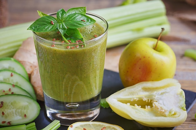 Obst und Gemüse Smoothie auf Holzoberfläche