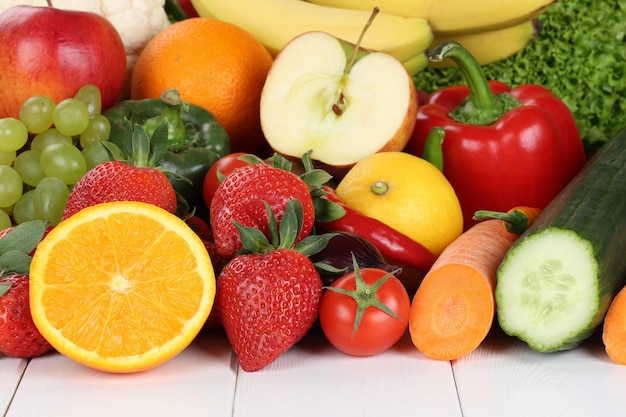 Obst und Gemüse wie Orangen Apfel Tomaten