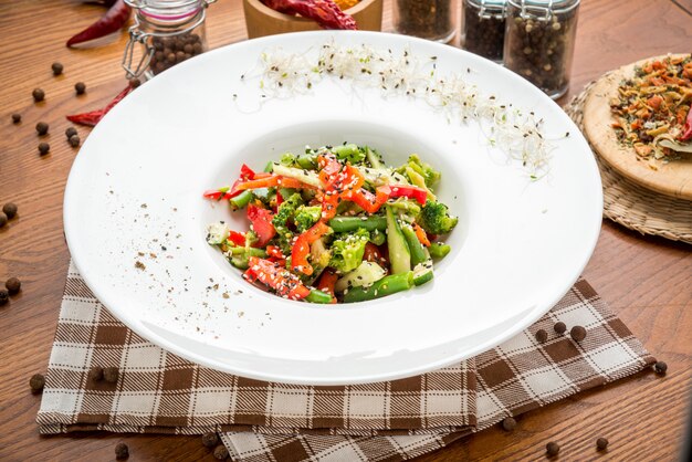 Obst- und Gemüsesalat in einer Schüssel