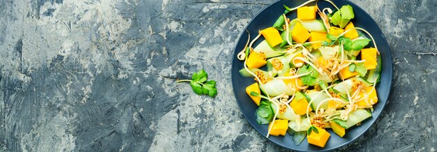 Obst- und Gemüsesalat mischen