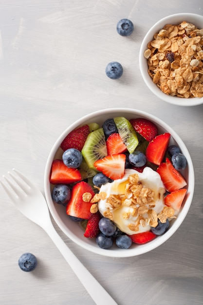 Obstbeerensalat mit Joghurt und Müsli für ein gesundes Frühstück
