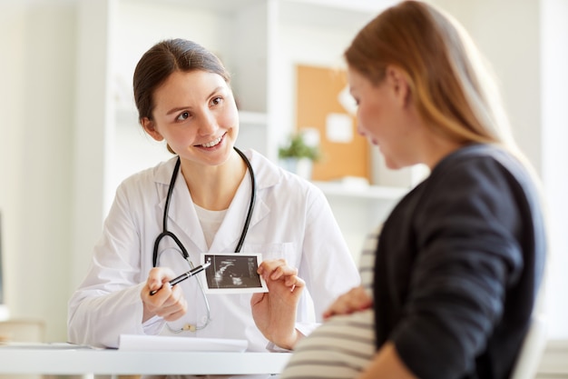 Obstetra mostrando imagen de ultrasonido