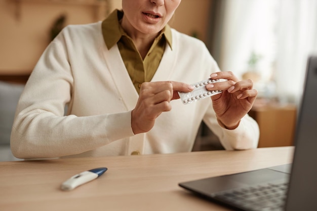 Obstetrícia mostrando pílulas anticoncepcionais consultando cliente