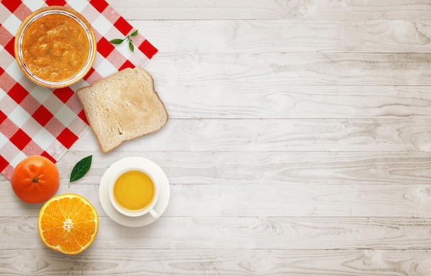 Obstfrühstück mit freiem Platz für Text auf Holztisch Glas Marmelade Saft Mandarine Orange