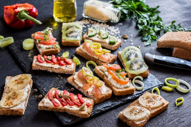 Obstgemüse-Sandwiches auf einer dunklen Oberflächendraufsicht