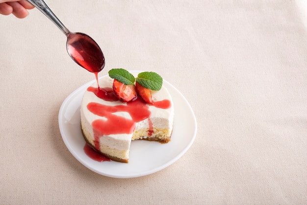 Obstkäsekuchen mit frischen Erdbeeren und Beerensaft. Klassisches Dessert.