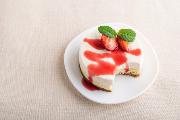 Obstkäsekuchen mit frischen Erdbeeren und Beerensaft.