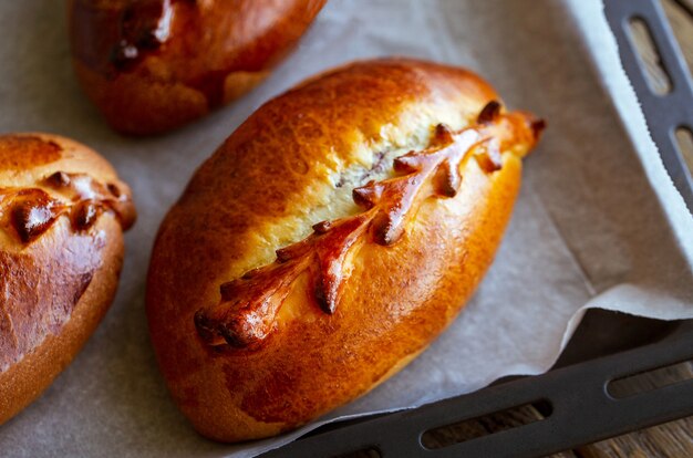 Obstkuchen aus dem Ofen Backtag Süßes Gebäck mit Kirschen Traditionelles russisches Gebäck Russisches Brötchen mit Beeren Pirozhki mit Kirschen Nahaufnahme von Backwaren aus dem Ofen Pie Food Day