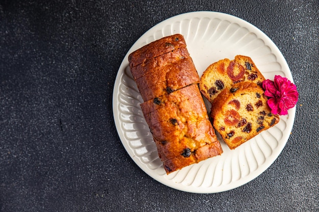 Obstkuchen, getrocknete Früchte, Nüsse, Mahlzeit, Snack auf dem Tisch, Kopienraum, Lebensmittelhintergrund, rustikal