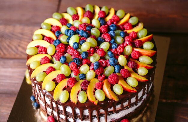 Obstkuchen mit Beeren und Früchten.