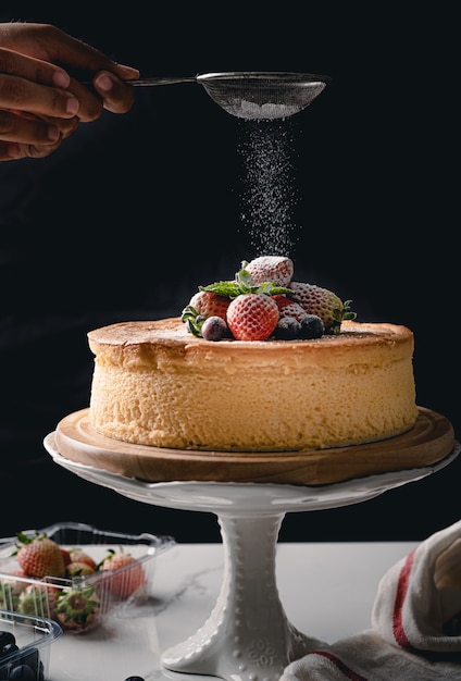 Obstkuchen mit Erdbeere., Lebensmittelkonzept. Japanischer Käsekuchen mit Erdbeere und Blaubeere.