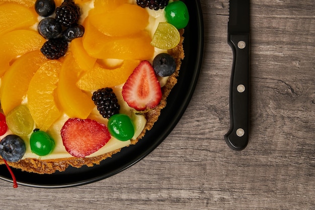 Obstkuchen mit Erdbeeren Heidelbeeren Kirschen und Pfirsiche Nahaufnahme