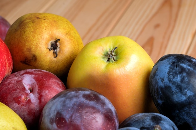 Obstlayout auf einem Holztisch