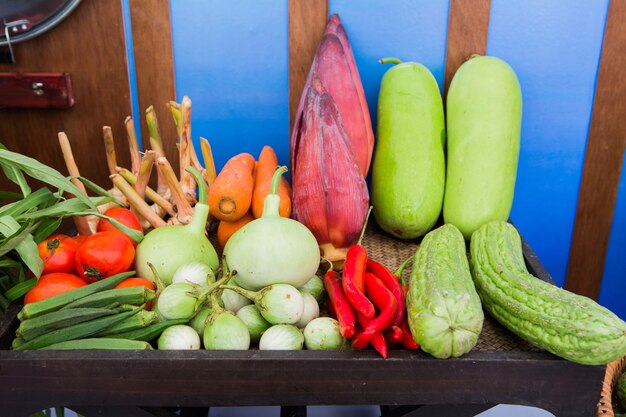 Obstmarkt mit verschiedenen bunten frischen Obst und Gemüse