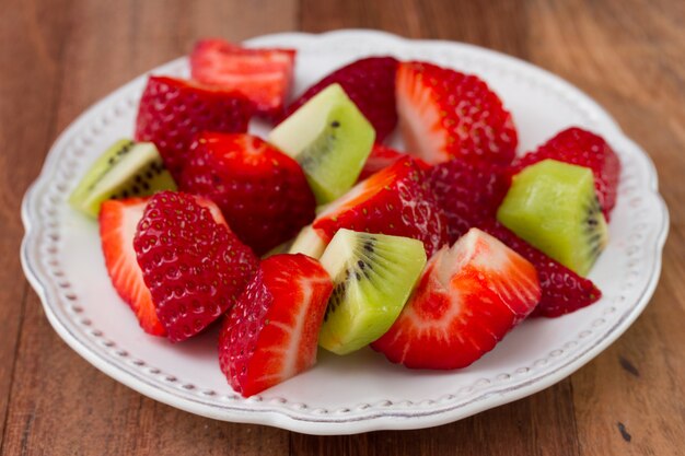 Obstsalat auf der weißen Platte