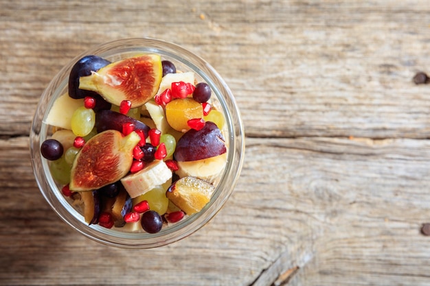 Obstsalat auf einem Holztisch