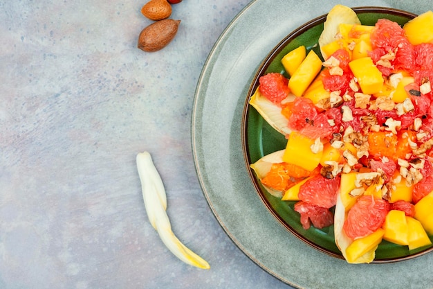 Obstsalat aus Zitrus-Chicorée und Nüssen