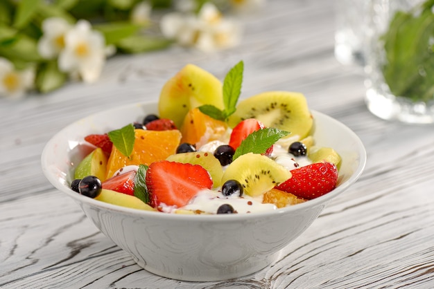 Foto obstsalat erdbeer-kiwi schwarze johannisbeere joghurt