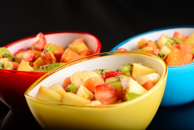 Obstsalat in bunten Schalen