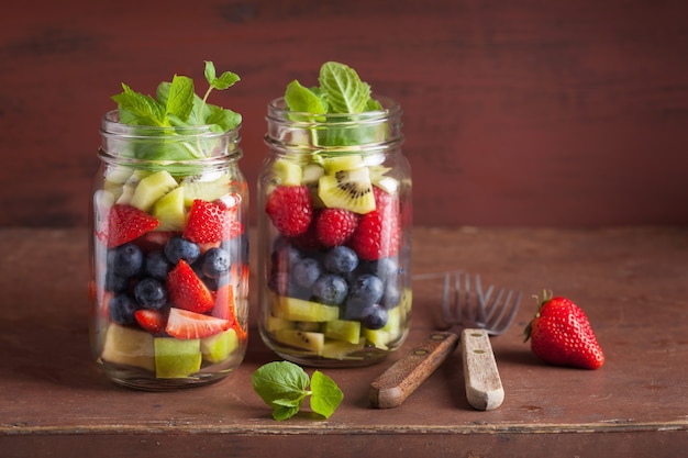 Obstsalat in einmachglas erdbeer blaubeer kiwi apfel minze