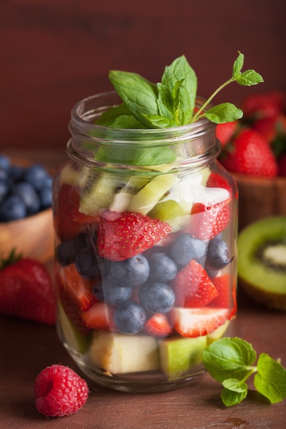 Obstsalat in Einmachglas Erdbeer Blaubeer Kiwi Apfel Minze