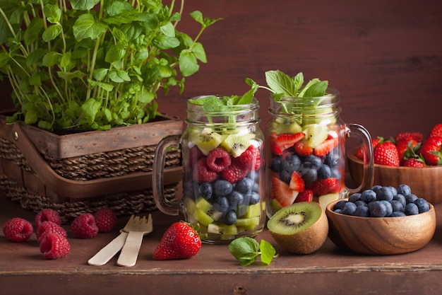 Obstsalat in Einmachglas Erdbeer Blaubeer Kiwi Apfel Minze