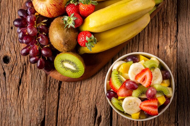 Obstsalat in Schüssel auf dem Tisch