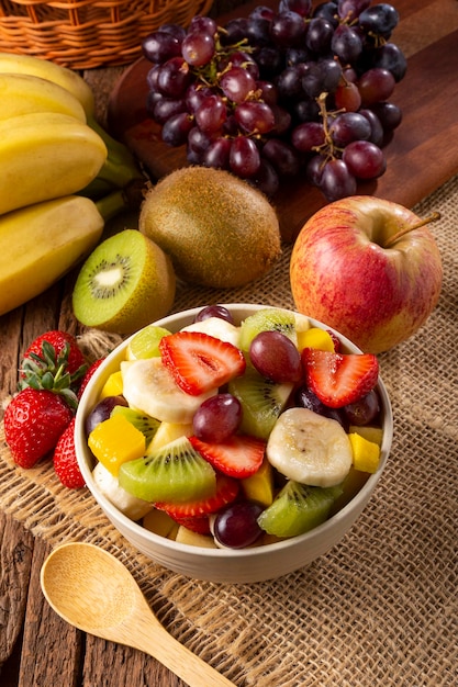 Obstsalat in Schüssel auf dem Tisch