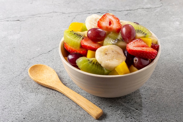 Obstsalat in Schüssel auf dem Tisch