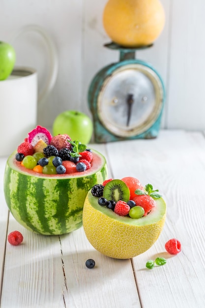 Obstsalat in Wassermelone und Melone im Sommer