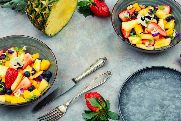 Obstsalat mit Blumen geschmückt