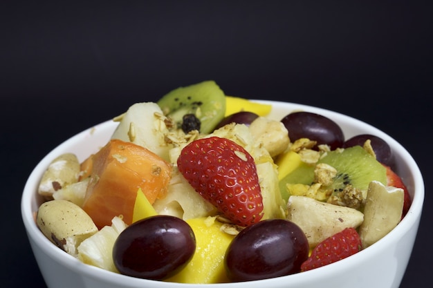 Obstsalat mit Kastanien und Müsli in einer Schüssel