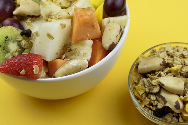 Obstsalat mit Kastanien und Müsli in einer Schüssel