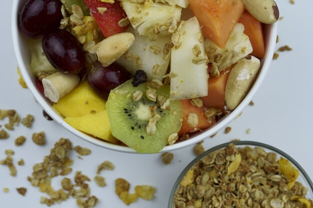 Obstsalat mit Kastanien und Müsli in einer Schüssel