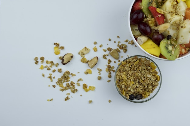 Obstsalat mit Kastanien und Müsli in einer Schüssel