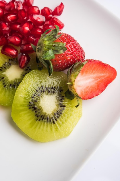 Obstsalat oder geschnittenes Obst gesundes Diätfrühstück