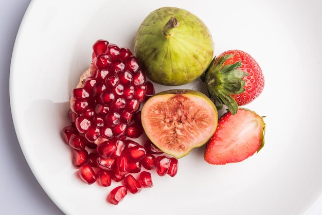 Obstsalat oder geschnittenes Obst gesundes Diätfrühstück